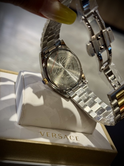 
Versace範思哲石英手錶，VERSACE MILLENYIUM  LADY系列，採用希臘回紋元素錶盤，12時位飾有美杜莎頭像展現範思哲經典圖案魅力，錶鏈印刻希臘回紋搭配雙按蝴蝶扣設計，兼具時尚與舒適，錶盤男款40mm 女款32mm 30米生活防水，進口石英機芯

立即搶購👉