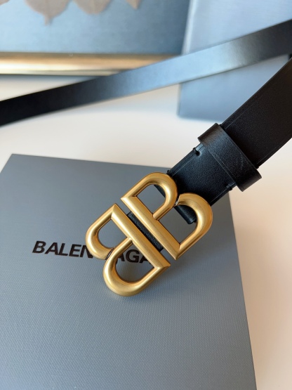 巴黎世家（Balenciaga）寬度3.0cm 是法國的奢侈品牌，作為時尚界最具影響力品牌之一的地位。設計師源於：都市時尚潮流獨特的設計風格，採用進口小牛皮製作；搭配純銅復古五金，使其更具魅力。值得擁有的百搭精品！