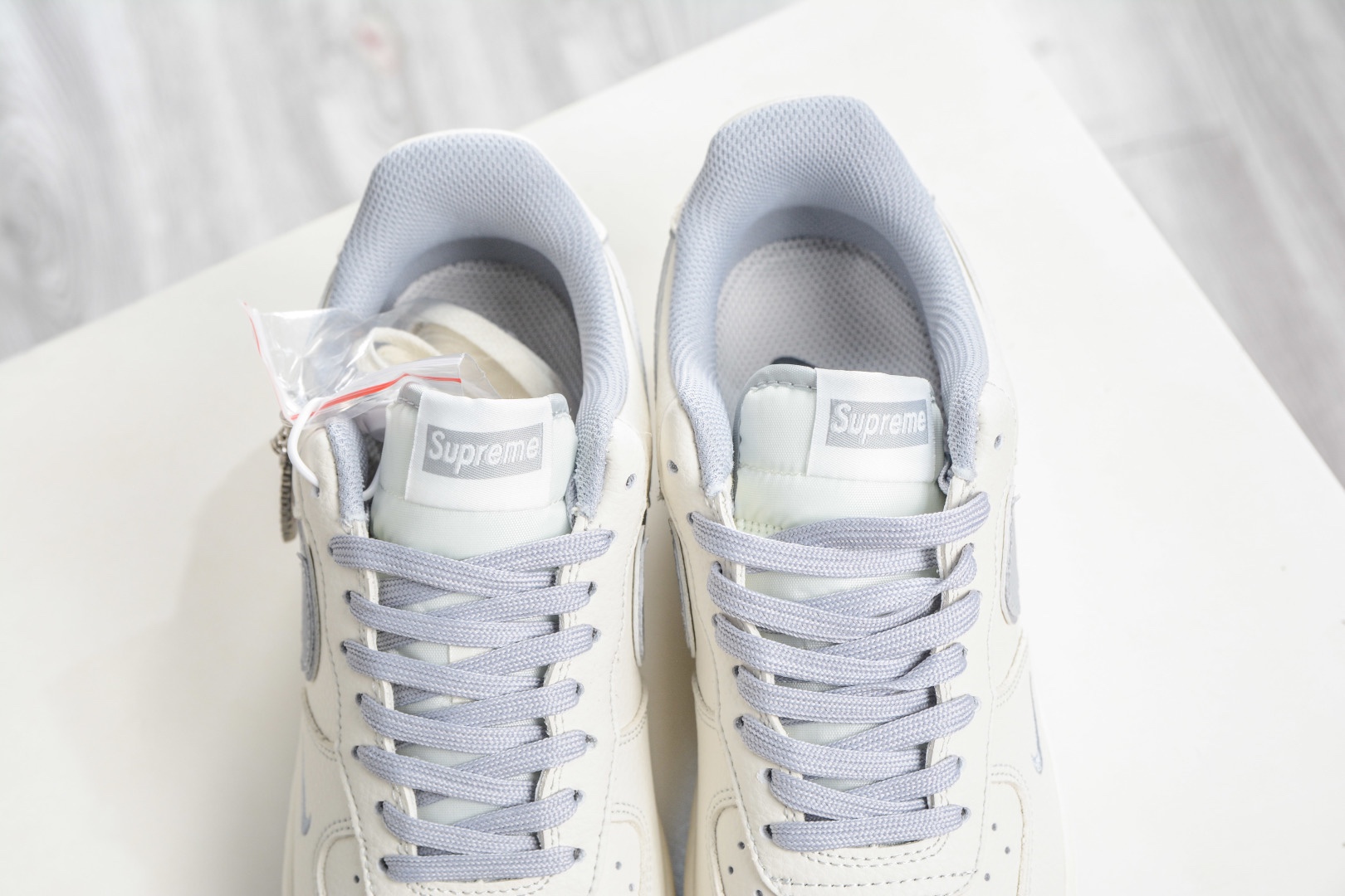 Nike Air Force 1 Low 07 x Supreme SUP聯名-反光灰 
貨號:DD1982 338
Size：36 36.5 37.5 38 38.5 39 40 40.5 41 42 42.5 43 44 44.5 45