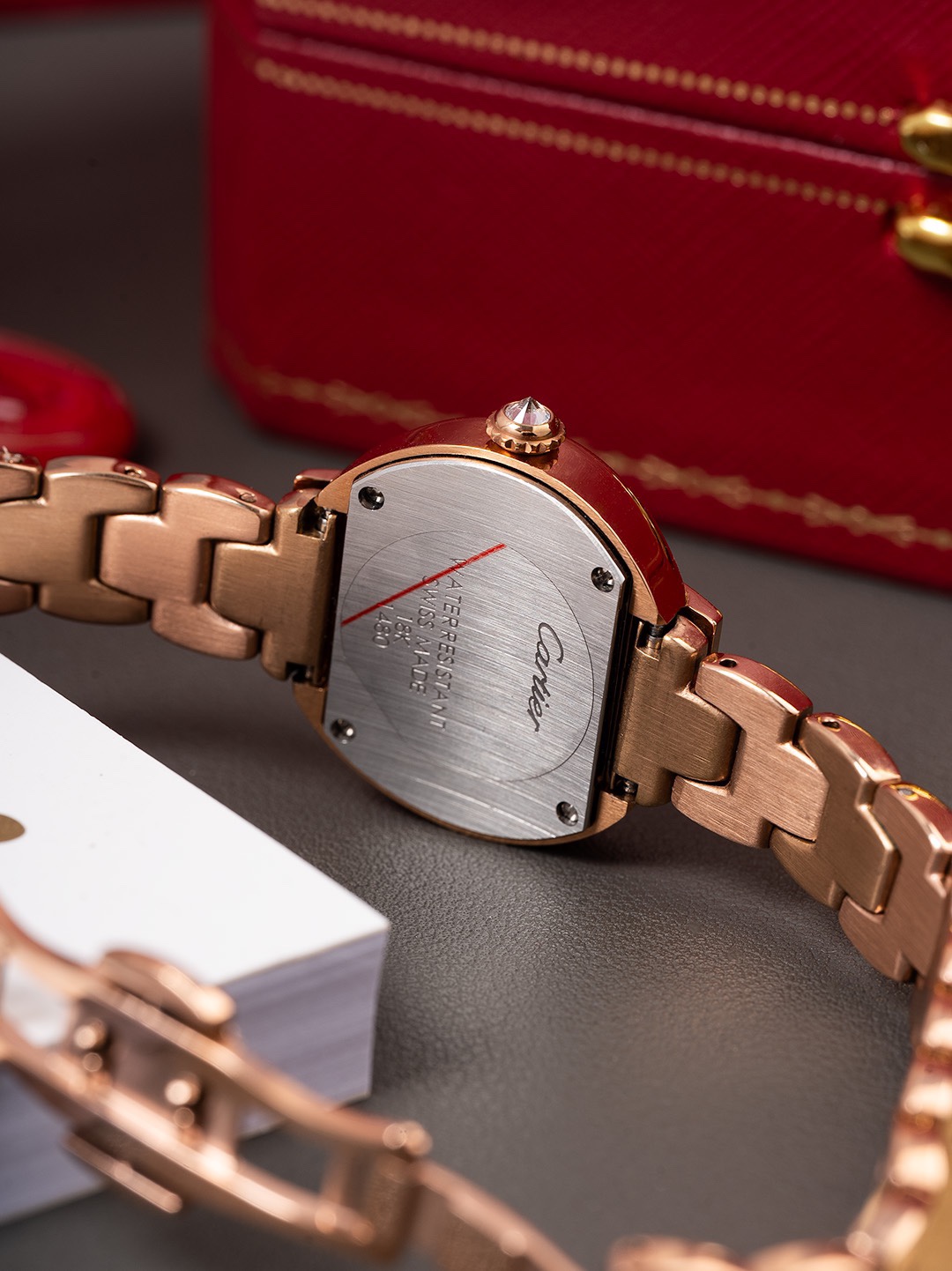 全新第6代升級版全面到貨，🎀🎀
CARTIER 卡地亞-—Tortue（龜形）🎮1480系列全面升級版到貨（此次更新底蓋蝕字加深，整體更接近原裝字體，皮表則升級為原版頭層意大利🇮🇹小牛皮、匠心打造還原原裝美感）當所有的腕表都是圓形的、Tortue腕表前衛的龜甲形設計元素、開角處的緊箍咒形雙向設計寓意“愛你一萬年”呼應卡家一貫的品牌設計理念，“經過那麼長時間你依舊是我最愛的人”細心挑選每一個八箭八星鑽石，秉著超越傳統追求創新的設計理念，再次成為了經典傳世之作！錶針：1600攝氏度淬火而成的燒鋼