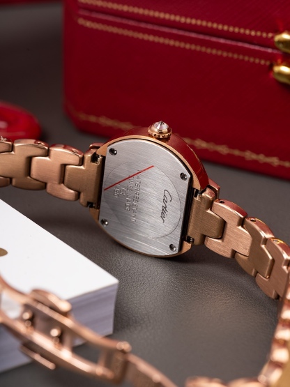 全新第6代升級版全面到貨，🎀🎀
CARTIER 卡地亞-—Tortue（龜形）🎮1480系列全面升級版到貨（此次更新底蓋蝕字加深，整體更接近原裝字體，皮表則升級為原版頭層意大利🇮🇹小牛皮、匠心打造還原原裝美感）當所有的腕表都是圓形的、Tortue腕表前衛的龜甲形設計元素、開角處的緊箍咒形雙向設計寓意“愛你一萬年”呼應卡家一貫的品牌設計理念，“經過那麼長時間你依舊是我最愛的人”細心挑選每一個八箭八星鑽石，秉著超越傳統追求創新的設計理念，再次成為了經典傳世之作！錶針：1600攝氏度淬火而成的燒鋼