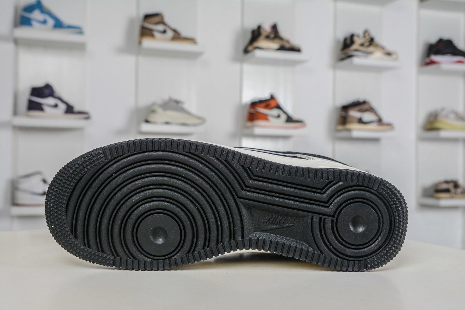 Nike Air Force 1 Low 07 x Dior 迪奧聯名-米白黑紅
貨號：SY1388 037
Size：36 36.5 37.5 38 38.5 39 40 40.5 41 42 42.5 43 44 44.5 45