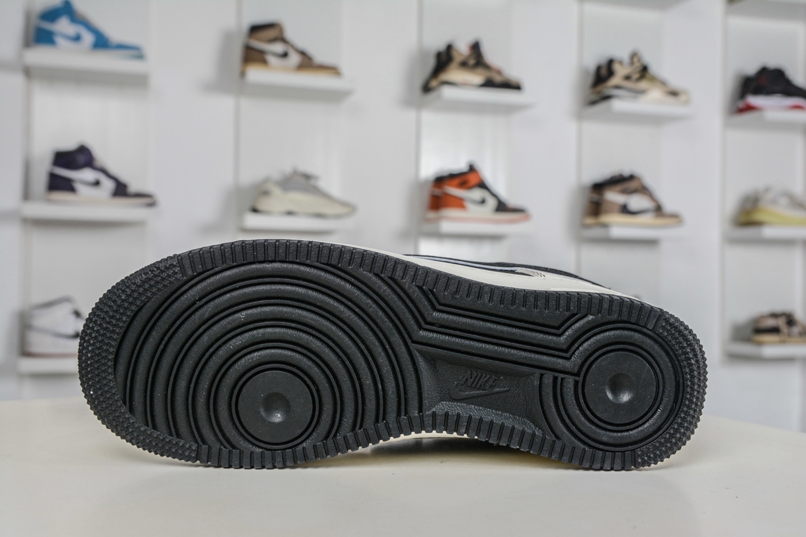 Nike Air Force 1 Low 07 x Dior 迪奧聯名-米白黑紅
貨號：SY1388 037
Size：36 36.5 37.5 38 38.5 39 40 40.5 41 42 42.5 43 44 44.5 45