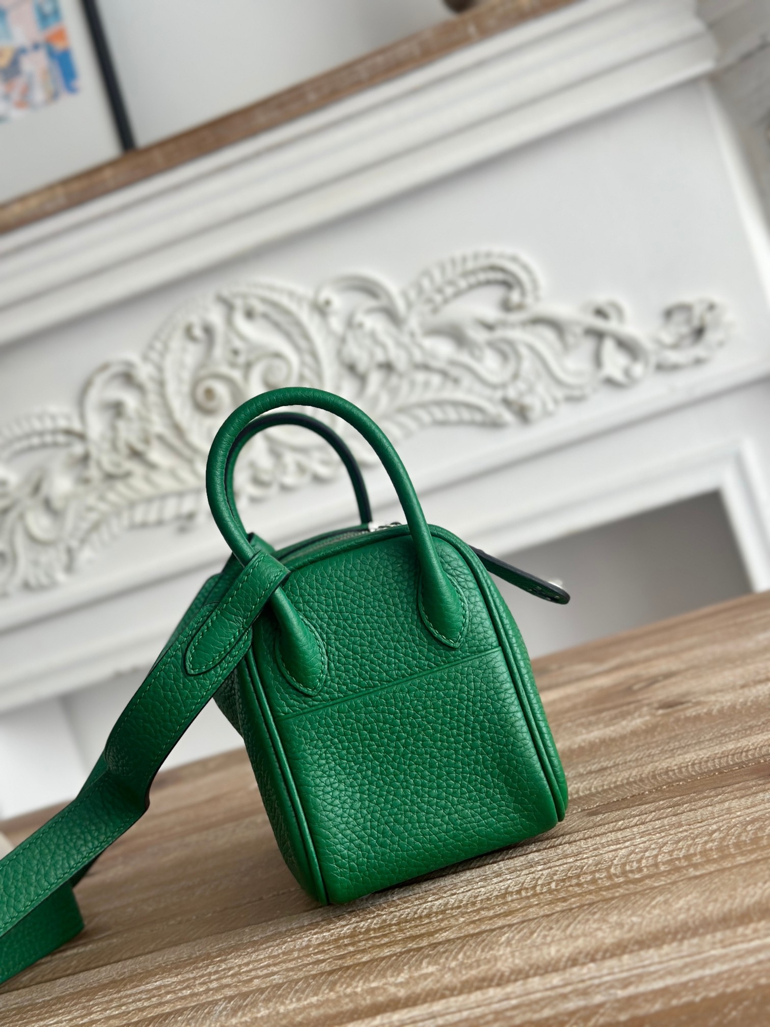 琳迪lindy 19cm	
Tc皮 蜜蠟線半手工縫製
lindy19保留了琳迪包所有細節的完整設計，側口袋、拉鍊等全部都是經典的設計√
這只小可愛暴擊了多少人的少女心