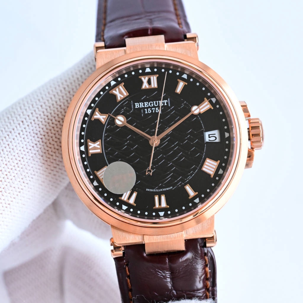 CF新品發佈會，寶璣-Breguet
航海MARINE航海系列5517款腕表，航海天文鐘的起源作品，“時計本是兵家利器”說的就是這款腕表，鐘錶界的巨作。工廠全面抄寫原裝數據，98%還原殼型字面，彰顯原裝優雅硬朗的氣質，原裝同款777A自動機械機芯，鐫刻獨立編號與寶璣先生簽名。直徑40毫米。正反均為藍寶石防刮玻璃，旋入式防水錶冠。實測防水深度100米。搭配飾有太陽放射紋錶盤，配裝進口鰐魚皮錶帶，以零頭的價格給您帶來原裝超值體驗。