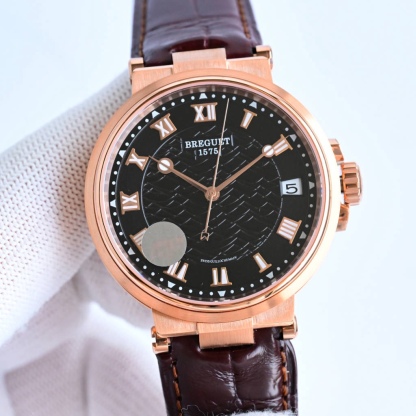CF新品發佈會，寶璣-Breguet
航海MARINE航海系列5517款腕表，航海天文鐘的起源作品，“時計本是兵家利器”說的就是這款腕表，鐘錶界的巨作。工廠全面抄寫原裝數據，98%還原殼型字面，彰顯原裝優雅硬朗的氣質，原裝同款777A自動機械機芯，鐫刻獨立編號與寶璣先生簽名。直徑40毫米。正反均為藍寶石防刮玻璃，旋入式防水錶冠。實測防水深度100米。搭配飾有太陽放射紋錶盤，配裝進口鰐魚皮錶帶，以零頭的價格給您帶來原裝超值體驗。