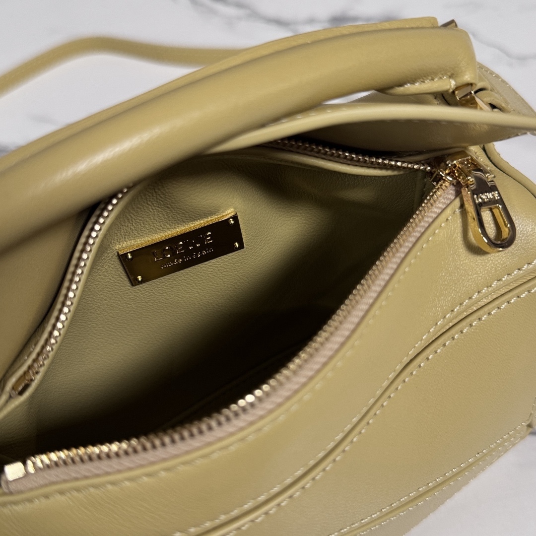 LO℮w℮🌟新款 迷你納帕羊皮革 Featherlight Puzzle 手袋 以別具一格的幾何線條勾勒長方體造型。柔軟輕盈的納帕皮革為手袋注入隨性慵懶的風格。可肩背、斜挎或手提
可拆卸可調節肩帶，飾有旋轉卡扣*拉鍊開合，鉸接式拉鍊頭 一個外部拉鍊後袋，一個內部插袋*可拆卸 LOE**WE 燙金或燙銀標籤，飾有隱秘口袋和氣球骰子*長方形金屬腳釘 納帕羊皮革襯里 Anagram 壓紋、飾牌內部鐫刻 LOE**WE.
型號：062511
size:17.5*7.5*12.5CM（配全套包裝）