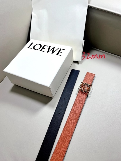 羅意威LoEWE 3.2cm正反兩穿腰帶，選用壓紋牛皮革製成，反復Anagram圖案