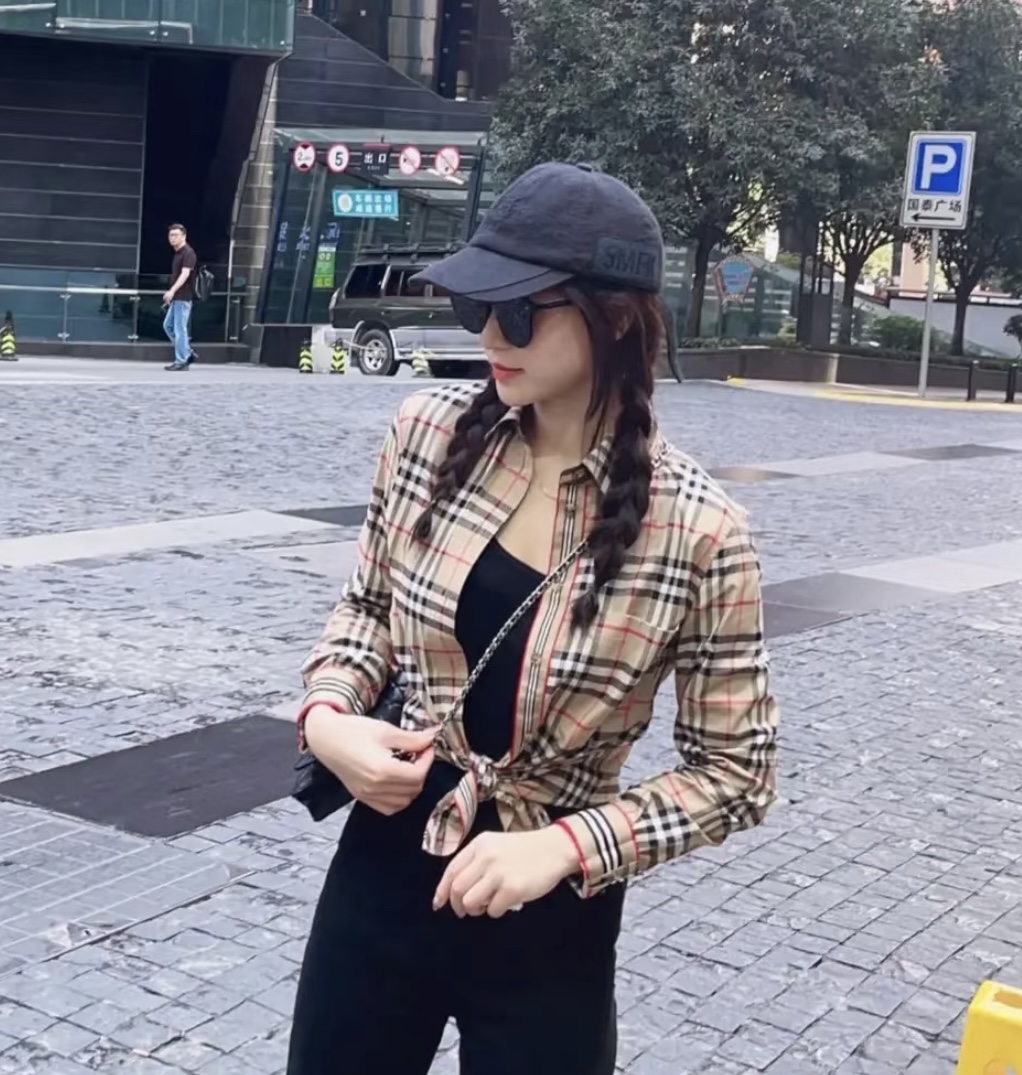 Burberry/巴寶莉 門襟袖口織帶格紋棉質長袖襯衫
面料採用雙股80支梭織斜紋面料，格紋對位，紗線定織定染，
每個獨立的尺碼都是定位裁片，前幅，口袋，
袖子等部位都是對格對位的，工序複製，費時費料，
採用純天然珍珠貝殼紐扣，洗水嘜定制，多處手工一片一片激光剪裁對位，
所有工序，用料都是ZP做法，區別市面一眼假版本
裝飾品牌典藏 復古大格紋，BUR粉絲的衣櫥珍藏款式,尤其是對於忠實的BUR粉來說，
此款更是絕對不能錯過的珍寶級別產物！
顏色：門襟袖口織帶
S Size：S-XL