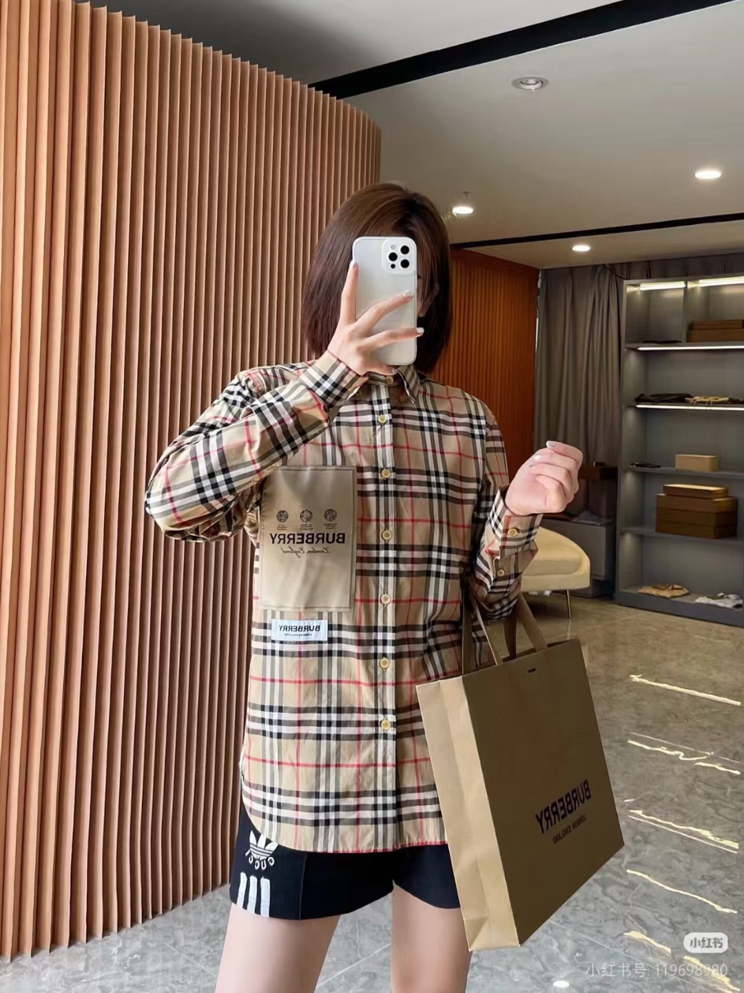 Burberry/巴寶莉 標籤貼布格紋棉質長袖襯衫
第一時間打版。面料為定制俯綢，上身絲滑透氣。紅外線定位裁剪，
定制貝殼頭扣，領子袖口復合硬襯，暴力水洗不會變形。
埋夾包縫工藝，保持版型不變形。國內頂級襯衫代工廠出貨，
前短後長 剪裁大膽突破常規，
完美還原Zp每個細節，商務休閒皆可搭配，人手幾件絕不為過。
裝飾品牌典藏 復古大格紋，BUR粉絲的衣櫥珍藏款式,尤其是對於忠實的BUR粉來說，
此款更是絕對不能錯過的珍寶級別產物！
S Size:S-XL