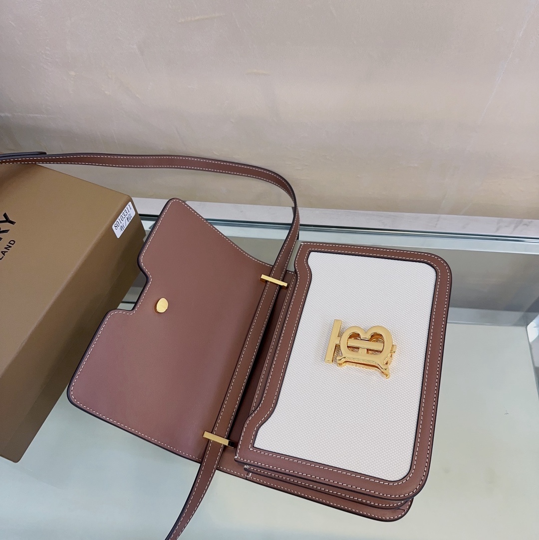 【21cm】B家專屬標識雙色帆布拼皮鎖扣包 版型立挺的單肩包，鎖扣裝飾 Thomas Bur 靈感專屬標識。隨心變換為斜背包或手拿包造型。
尺寸:W21 x H16 x D6cm🌟型號3311