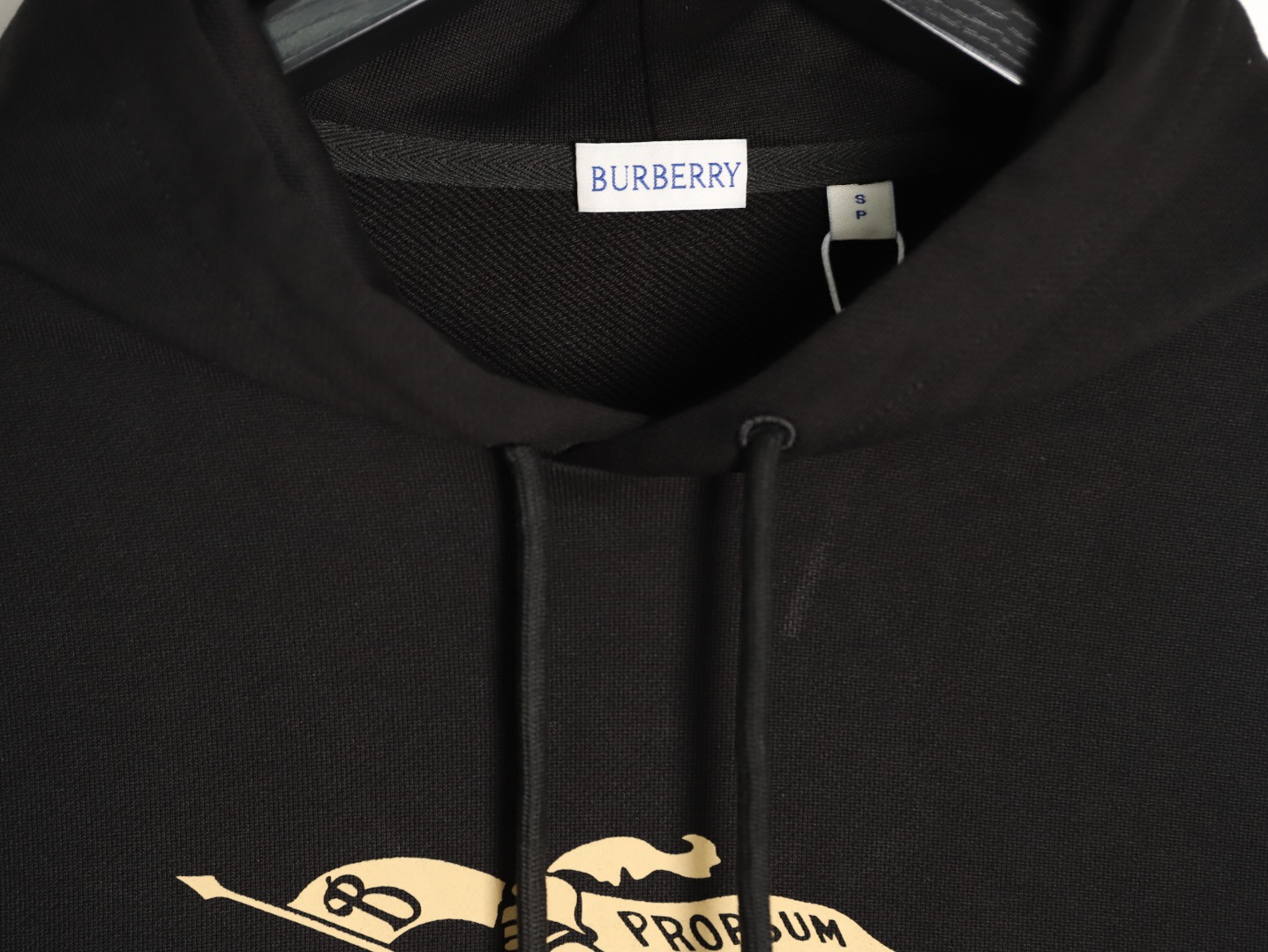 🔝BURBERRY巴寶莉BBR 戰馬格紋漸變馬術騎士連帽衛衣 
原版6350購入，原版面料採用定制，400g反向毛圈底紗 魚鱗布料，螺紋450g雙紗，顏色按布料訂染，原版一致。前胸（EKD）數碼印花工藝，裝飾漸變 Burberry 格紋。繡花雞眼工藝，還原原版。五金獨立開磨刻字。抽繩連帽設計，羅紋針織包邊及絨里收納口袋均採用加固縫製，強化功能耐用性
B Size：S-XL