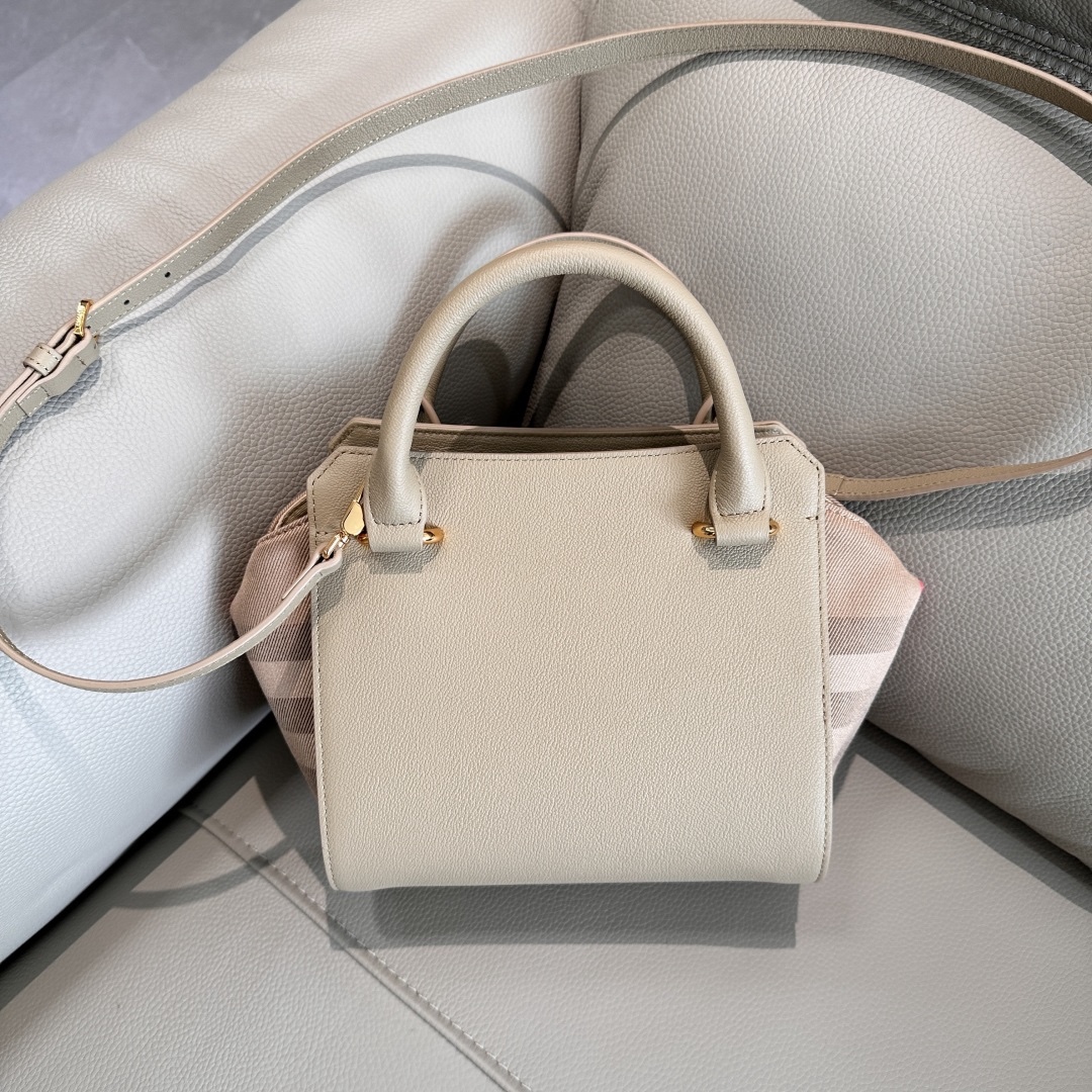 B家手提包斜挎包，經典棉質格紋帆布拼牛皮，袋口拉鍊設計，兩側可收攏展開，多種背法，上身效果超贊，尺寸：21/20/13，型號4881