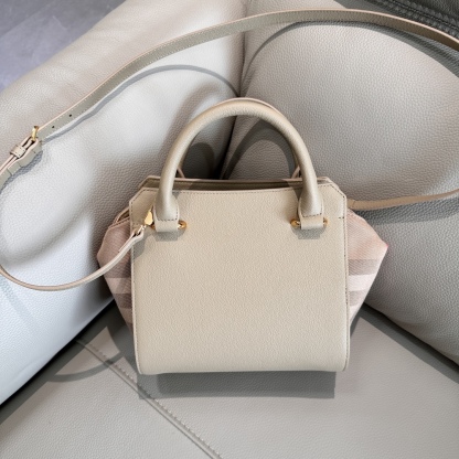 B家手提包斜挎包，經典棉質格紋帆布拼牛皮，袋口拉鍊設計，兩側可收攏展開，多種背法，上身效果超贊，尺寸：21/20/13，型號4881