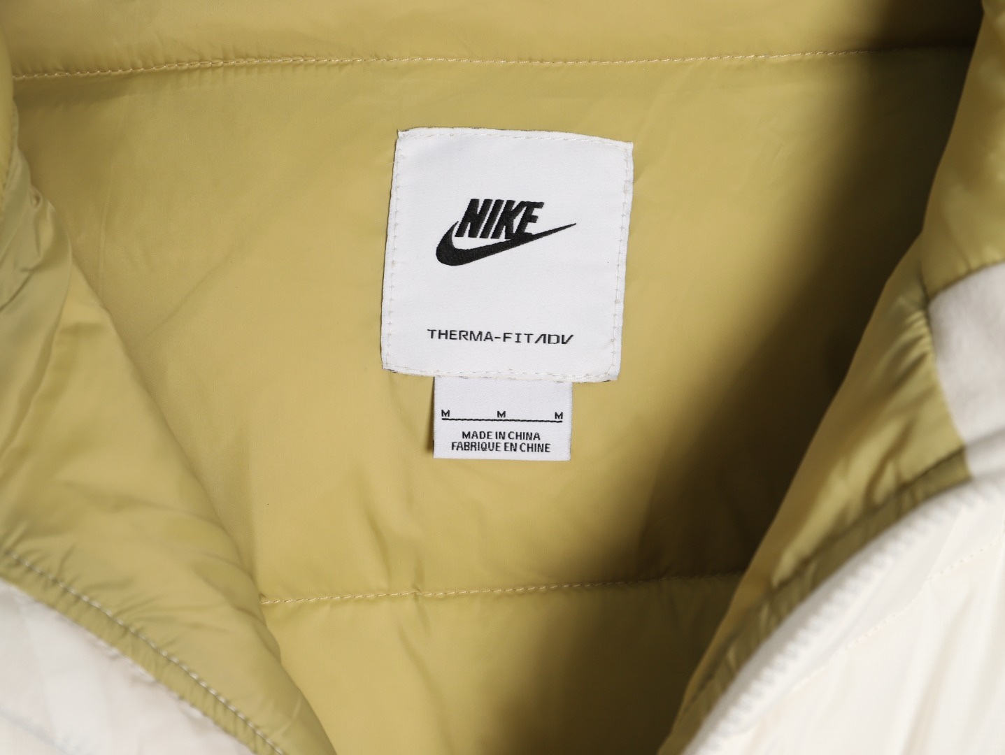 Nike/耐克Windrunner風行者2025經典款新款輕薄連帽羽絨服外套夾克
原版復刻 頂級品質  專櫃尺碼 零下十幾度無壓力 極地防寒防風防水防雪！超級蓬松度 休閒運動 街頭時尚潮流休閒運動連帽保暖短款羽絨服 鎖絨效果好 不拽絨 品質看得見 蓬松度爆表 能在衣物內形成大量空氣隔熱層 輕鬆抵御零下20°C的嚴寒 哪怕極寒天氣也能牢牢鎖住體溫 讓你在冰天雪地中也能溫暖如春 高含絨量帶來極致輕盈的穿著體驗 告別傳統羽絨服的臃腫感 活動自如 溫暖卻不笨重 
L SIZE:S-2XL