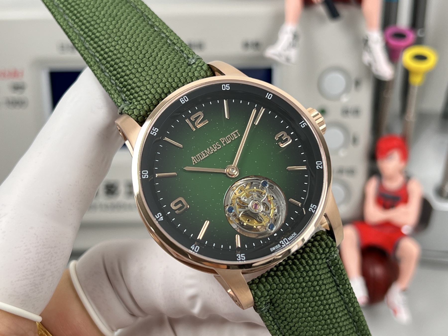 
新款愛彼真陀飛輪CODE11.59系列26396男士腕表！完美與個性的體驗！
1⃣️直徑42MM！表面玻璃採用水晶藍寶石玻璃。
2⃣️搭載Cal.2950全自動陀飛輪機芯，動力儲存60小時！
3⃣️錶帶採用進口意大利小牛皮以及帆布皮帶可選！
3⃣️表殼採用316L精鋼材質，整殼CNC高精准處理，密度與原裝吻合！          
4⃣️表面採用砂金石琺瑯錶盤
整體按照原裝顏色完美呈現！
5⃣️殼套分圈口.殼.底蓋三件套，整體角度完美體現拉絲工藝，品質與美的融合！