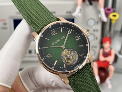 
新款愛彼真陀飛輪CODE11.59系列26396男士腕表！完美與個性的體驗！
1⃣️直徑42MM！表面玻璃採用水晶藍寶石玻璃。
2⃣️搭載Cal.2950全自動陀飛輪機芯，動力儲存60小時！
3⃣️錶帶採用進口意大利小牛皮以及帆布皮帶可選！
3⃣️表殼採用316L精鋼材質，整殼CNC高精准處理，密度與原裝吻合！          
4⃣️表面採用砂金石琺瑯錶盤
整體按照原裝顏色完美呈現！
5⃣️殼套分圈口.殼.底蓋三件套，整體角度完美體現拉絲工藝，品質與美的融合！