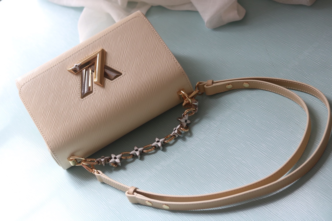 [玫瑰]最新歐洲版本[玫瑰] 原版品質[玫瑰]款號:50500/M24044/M24043[玫瑰]Twist MM LV Bloom手提包以迷人的新細節迎接春天。它採用了深色Epi皮革，帶有LV簽名迷人的雙色旋轉扣，並配有裝飾，短鏈上鑲嵌著精緻的單體花朵。由於優雅的可拆卸皮革肩帶和寬敞的多孔內部，她是一個精緻而多功能的伴侶。

23x17x9.5釐米(長度x高度x寬度)
裝配·光滑皮革內襯金色和銀色配件帶有LV簽名旋轉
.皮帶:可拆卸和可調
.皮帶長度(承載，最小):31.0釐米
