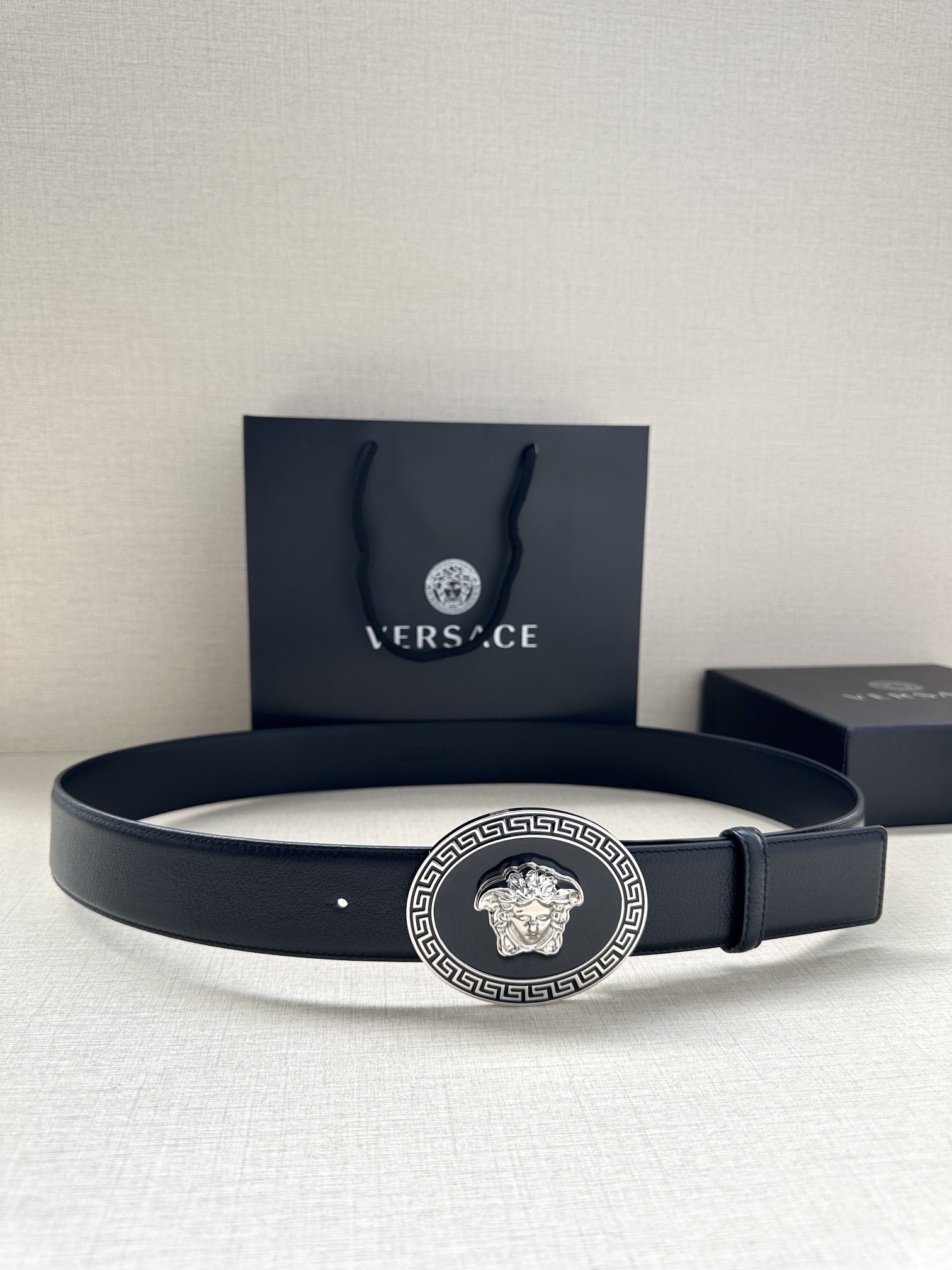 寬度：4.0cm （範思哲） 此款橢圓五金配件、腰帶飾有標誌性的Versace美杜莎頭像扣，彰顯品牌格調。是一款精美的衣櫥必備單品。