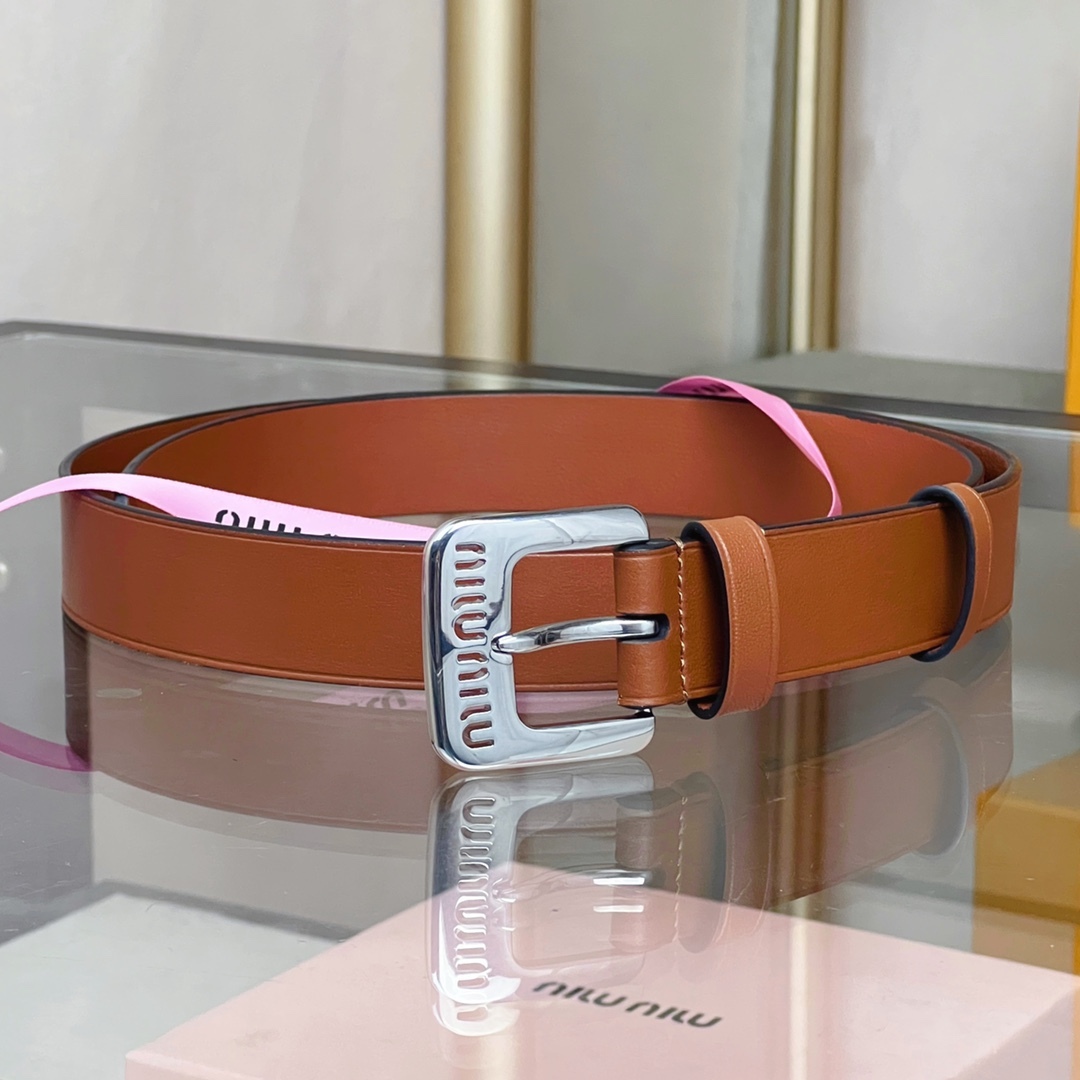 Miumiu焦糖色軟羊皮腰帶 這款軟羊皮腰帶設計簡約而優雅。金屬搭扣飾以Miu Miu徽標，品牌格調一覽無余。徽標裝飾金屬搭扣
寬度: 3cm