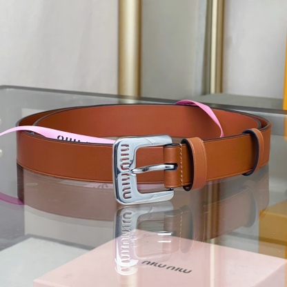 Miumiu焦糖色軟羊皮腰帶 這款軟羊皮腰帶設計簡約而優雅。金屬搭扣飾以Miu Miu徽標，品牌格調一覽無余。徽標裝飾金屬搭扣
寬度: 3cm