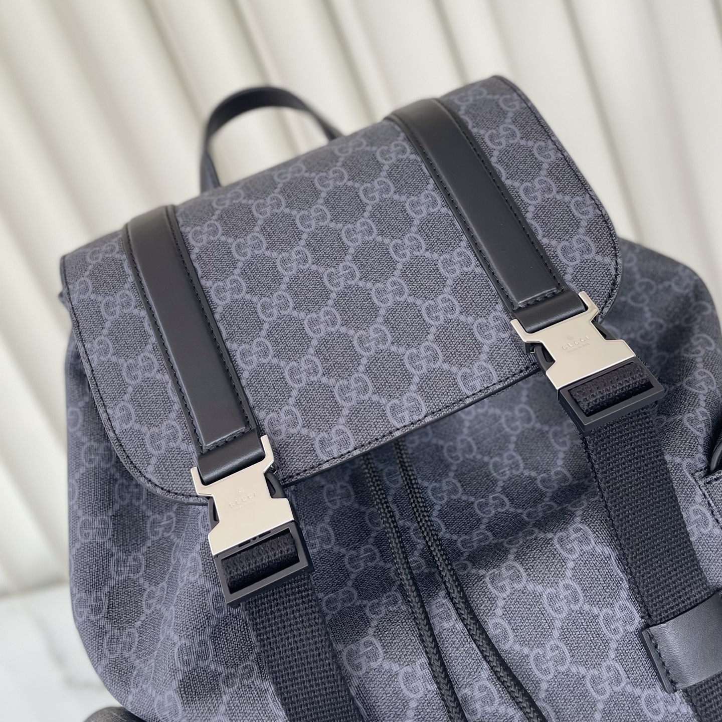 GG黑色大號背包
經典GG Supreme帆布以質地柔軟且富有延展性而著稱，是品牌歷經歲月洗禮卻從未褪色的經典面料之一。該面料以超細纖維塗層織物打造，以全黑色匠心呈現，賦予這款背包以別緻魅力。同色調皮革滾邊令整個廓形愈發豐滿，典藏條紋織帶則為整個設計注入一抹亮色
款號792080克，尺寸46X35X12