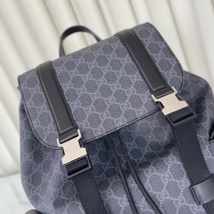 GG黑色大號背包
經典GG Supreme帆布以質地柔軟且富有延展性而著稱，是品牌歷經歲月洗禮卻從未褪色的經典面料之一。該面料以超細纖維塗層織物打造，以全黑色匠心呈現，賦予這款背包以別緻魅力。同色調皮革滾邊令整個廓形愈發豐滿，典藏條紋織帶則為整個設計注入一抹亮色
款號792080克，尺寸46X35X12