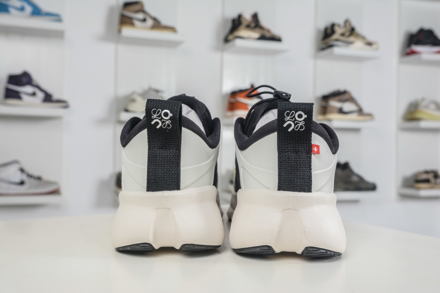 LOEWE羅意威 x ON昂跑 聯名款 Cloudsolo 
貨號: 3MF30664605
尺碼：36 36.5 37 37.5 38 38.5 39 40 40.5 41 42 42.5 43 44 44.5 45 46（真半碼）（⚠️袋子丟失扣10）