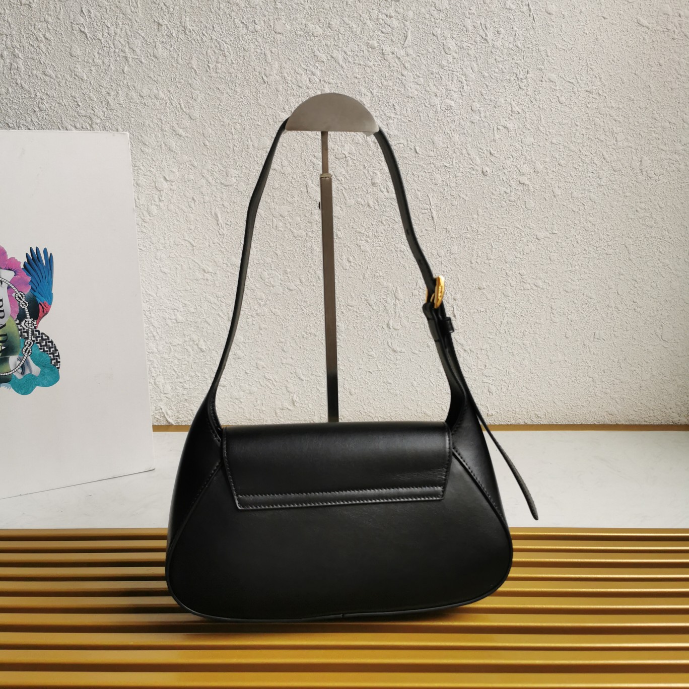 【 原單】P家🌹新款🎉Moon手袋液下包🎉1BD358到貨啦🎉🎉這款簡約Moon液下包為牛皮綻現摩登百搭的魅力。弧形包身設計，肩帶可調長短，磁扣開合翻蓋，便於隨心轉換造型。內配進口小羊皮，設有內袋，金屬配件更添亮麗格調，上身效果非常酷/時尚，又是一款永欠不過時爆款🎉寶寶們，趕緊入手吧🎉 尺寸：長25x高15x底5.5cm🎉🎉🎉🍊！