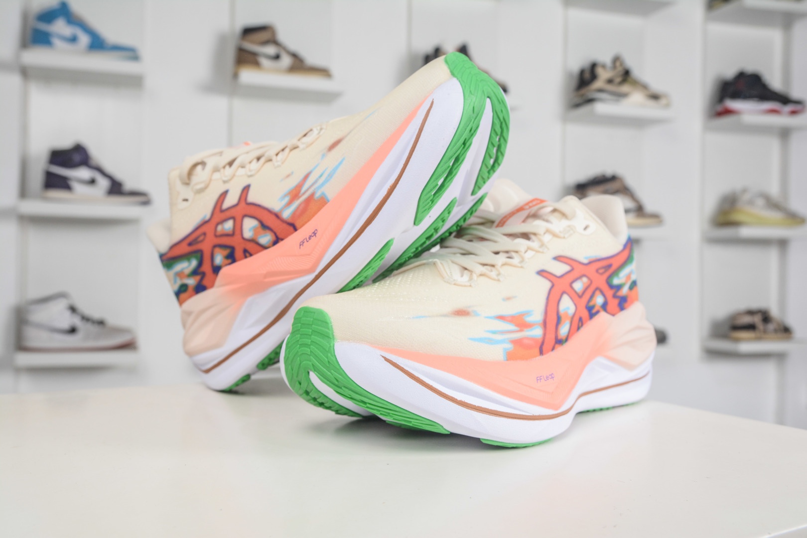 Asics SuperBlast 3 轻量回弹舒适透气支撑跑步鞋 
货号：1013A177 002
尺码：36 37 37.5 38 39 39.5 40 40.5 41.5 42 42.5 43.5 44 44.5 45