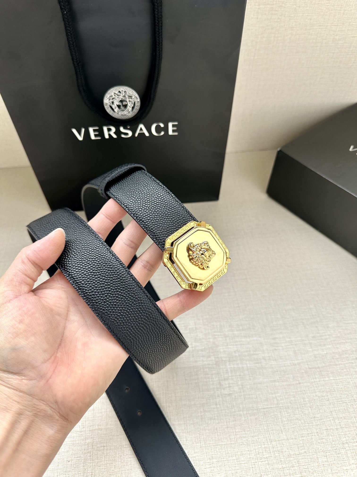 寬度4.0cm VERSACE （範思哲）此款柔軟的皮帶飾3D美杜莎腰帶扣，可搭配正裝或休閒牛仔裝。