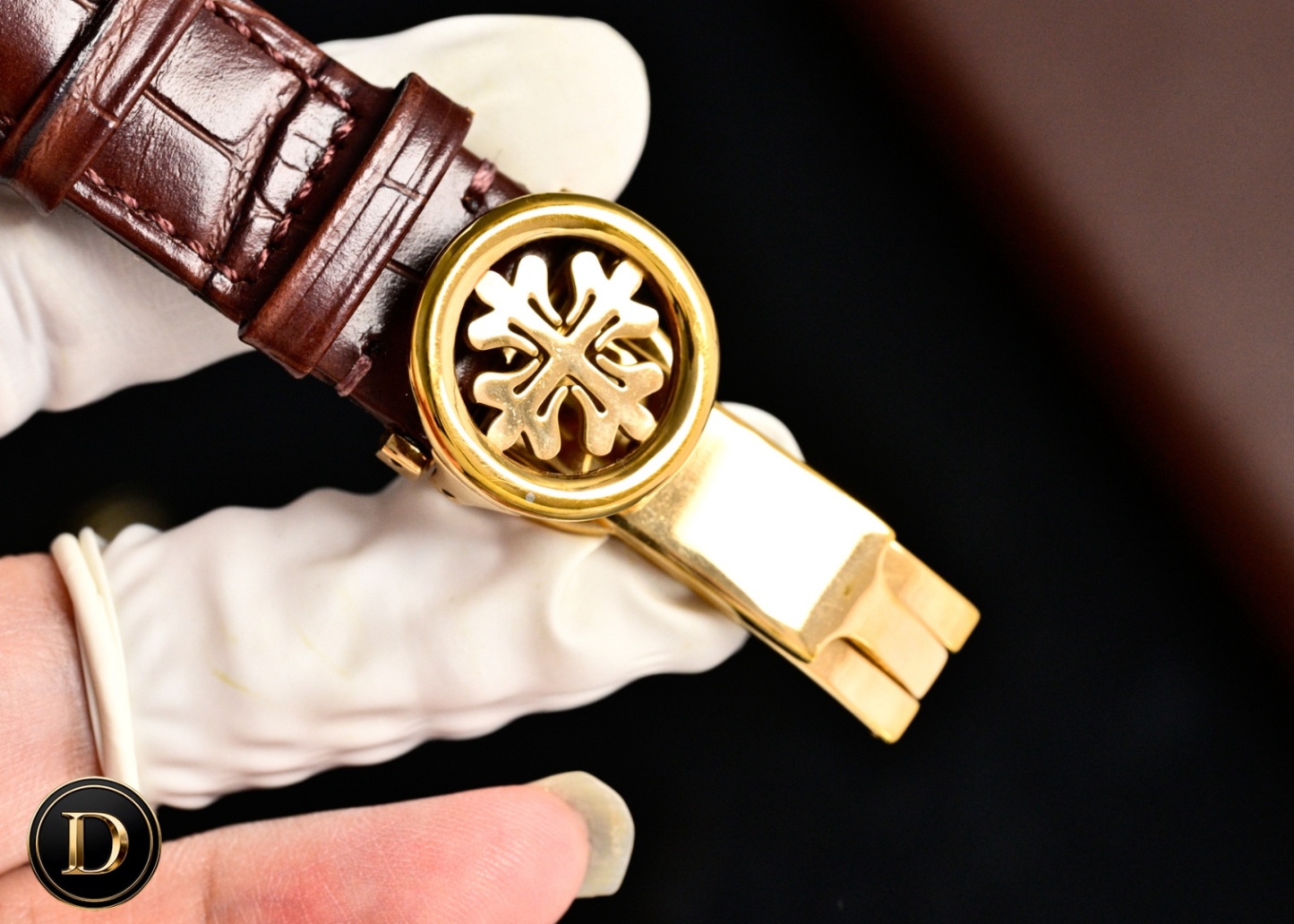 百達翡麗Patek Philippe驚艷登場，42毫米的表徑適配大眾男性手寸，非常商務可亦‬休閒。整表表殼手工雕刻花紋，視覺衝擊力強，令人過目不忘，實物質感更加優美。     
1⃣️搭配進口9100多功能機芯【非市場普通國產機芯】（零返修）功能（24小時,星期/星辰/月份）此腕表擁有38-48小時動力儲備.
2⃣️進口316L精鋼，採用18k品質爐內真空電鍍！
3⃣️搭配獨家定制方形鱗紋牛皮錶帶
4⃣️耐磨防刮藍寶石玻璃鏡面！
5⃣️30米生活防水等級.
百達翡麗（Patek Philippe） 簡約