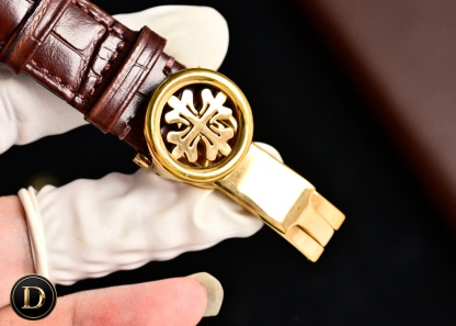 百達翡麗Patek Philippe驚艷登場，42毫米的表徑適配大眾男性手寸，非常商務可亦‬休閒。整表表殼手工雕刻花紋，視覺衝擊力強，令人過目不忘，實物質感更加優美。     
1⃣️搭配進口9100多功能機芯【非市場普通國產機芯】（零返修）功能（24小時,星期/星辰/月份）此腕表擁有38-48小時動力儲備.
2⃣️進口316L精鋼，採用18k品質爐內真空電鍍！
3⃣️搭配獨家定制方形鱗紋牛皮錶帶
4⃣️耐磨防刮藍寶石玻璃鏡面！
5⃣️30米生活防水等級.
百達翡麗（Patek Philippe） 簡約