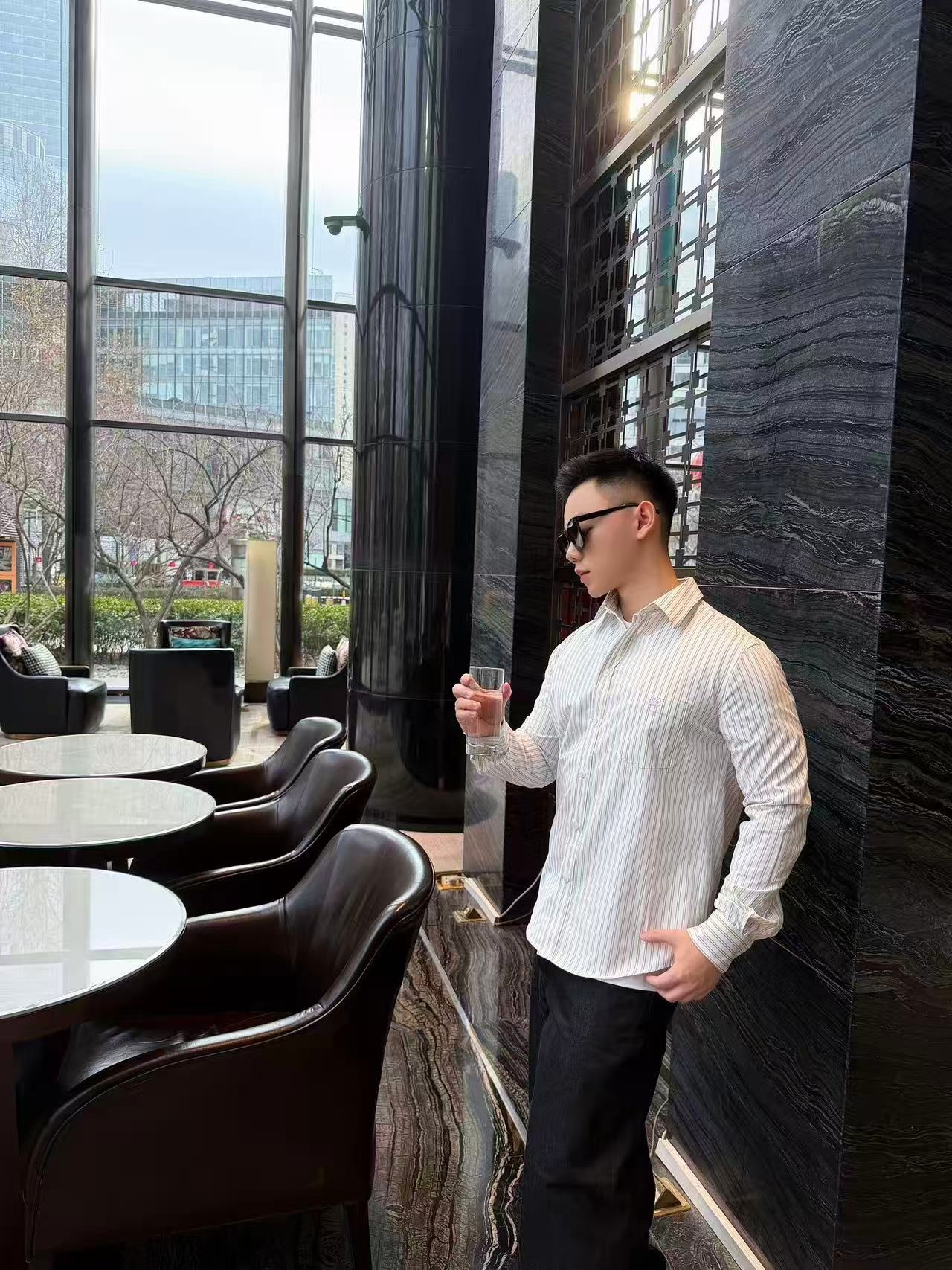 🔝CELINE賽琳CE 凱旋門竪條紋刺繡長袖襯衫
採用100%天然棉花纖維，無任何化纖混紡，從源頭確保面料的純淨度。棉纖維內部的中空結構形成天然“空氣通道”，使面料具備優異的透氣性。空氣可自由流通於纖維間隙，快速排出體表濕氣與熱量，即使長時間穿著也能保持乾爽，避免悶熱黏膩感。同時吸濕性遠超合成纖維。當人體出汗時，面料能迅速吸收汗液並擴散至表面，通過空氣流動加速蒸發，實現“吸濕-釋放”的動態平衡，保持肌膚乾爽舒適。
繡花機以棉線勾勒標誌，針腳細密均勻，確保線條流暢清晰，形成飽滿的立體肌理。刺繡