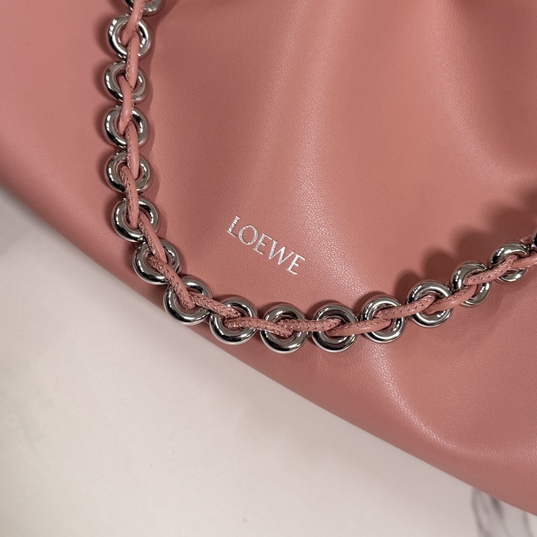 LO℮w℮🌟柔軟納帕羊皮革 Flamenco Purse 福袋 採用褶皺設計，側面搭配標誌性繩結等關鍵細節。款式時尚百搭，可作為手拿包攜帶，亦可搭配甜甜圈鏈條肩背，或搭配皮革肩帶斜挎。此版本採用柔軟納帕羊皮革製成。可肩背、斜挎或手提*可拆卸可調節皮革肩帶*可拆卸甜甜圈鏈條飾*Anagram 鐫刻卵石紋*低調的磁扣開合*絨面革襯里燙金或燙銀*(配套金屬鏈條加長皮肩帶）
型號：012403
Size：30*10.5*20CM（配全套包裝）