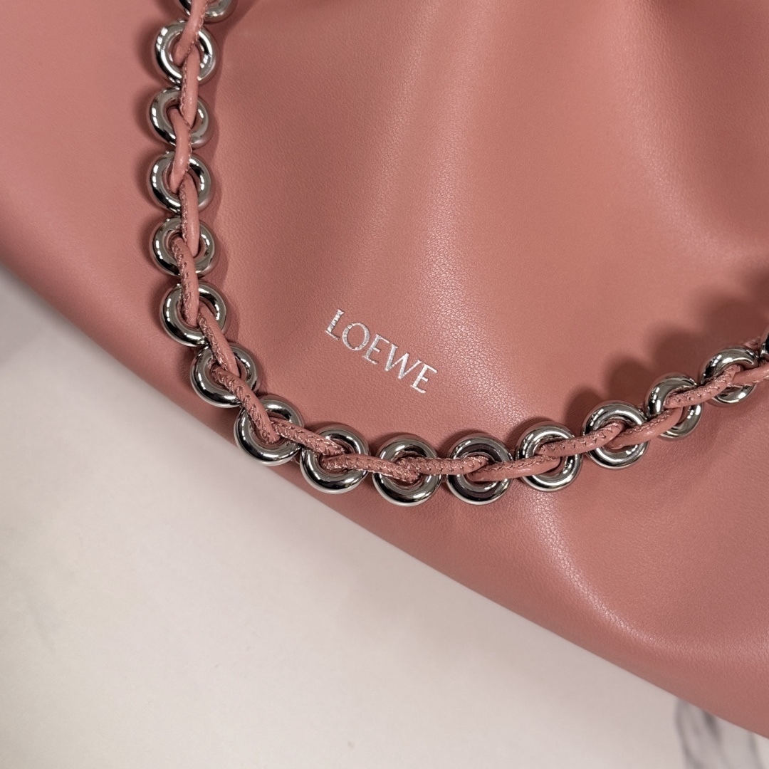 LO℮w℮🌟柔軟納帕羊皮革 Flamenco Purse 福袋 採用褶皺設計，側面搭配標誌性繩結等關鍵細節。款式時尚百搭，可作為手拿包攜帶，亦可搭配甜甜圈鏈條肩背，或搭配皮革肩帶斜挎。此版本採用柔軟納帕羊皮革製成。可肩背、斜挎或手提*可拆卸可調節皮革肩帶*可拆卸甜甜圈鏈條飾*Anagram 鐫刻卵石紋*低調的磁扣開合*絨面革襯里燙金或燙銀*(配套金屬鏈條加長皮肩帶）
型號：012403
Size：30*10.5*20CM（配全套包裝）