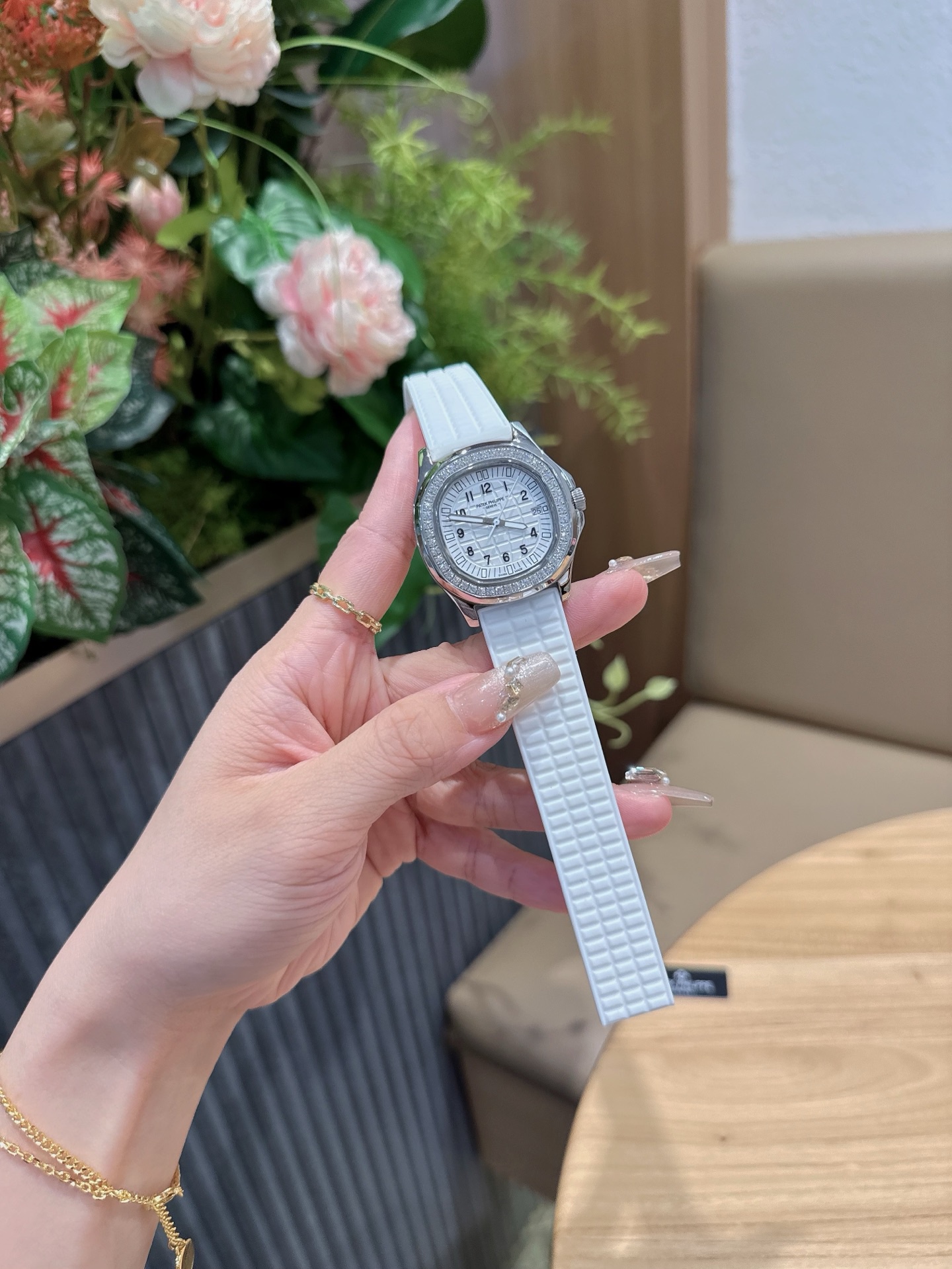 
百達翡麗  5067A 手雷 石英女表 PATEK PHILIPPE--5067A全系列石英腕表，帶來全網最佳的復刻產品和極致體驗，確保還原正品般的舒適感，尺寸35.6X7.7mm 圓潤的八角形表殼與原裝一致，走時穩定，續航持久，性價比超高。