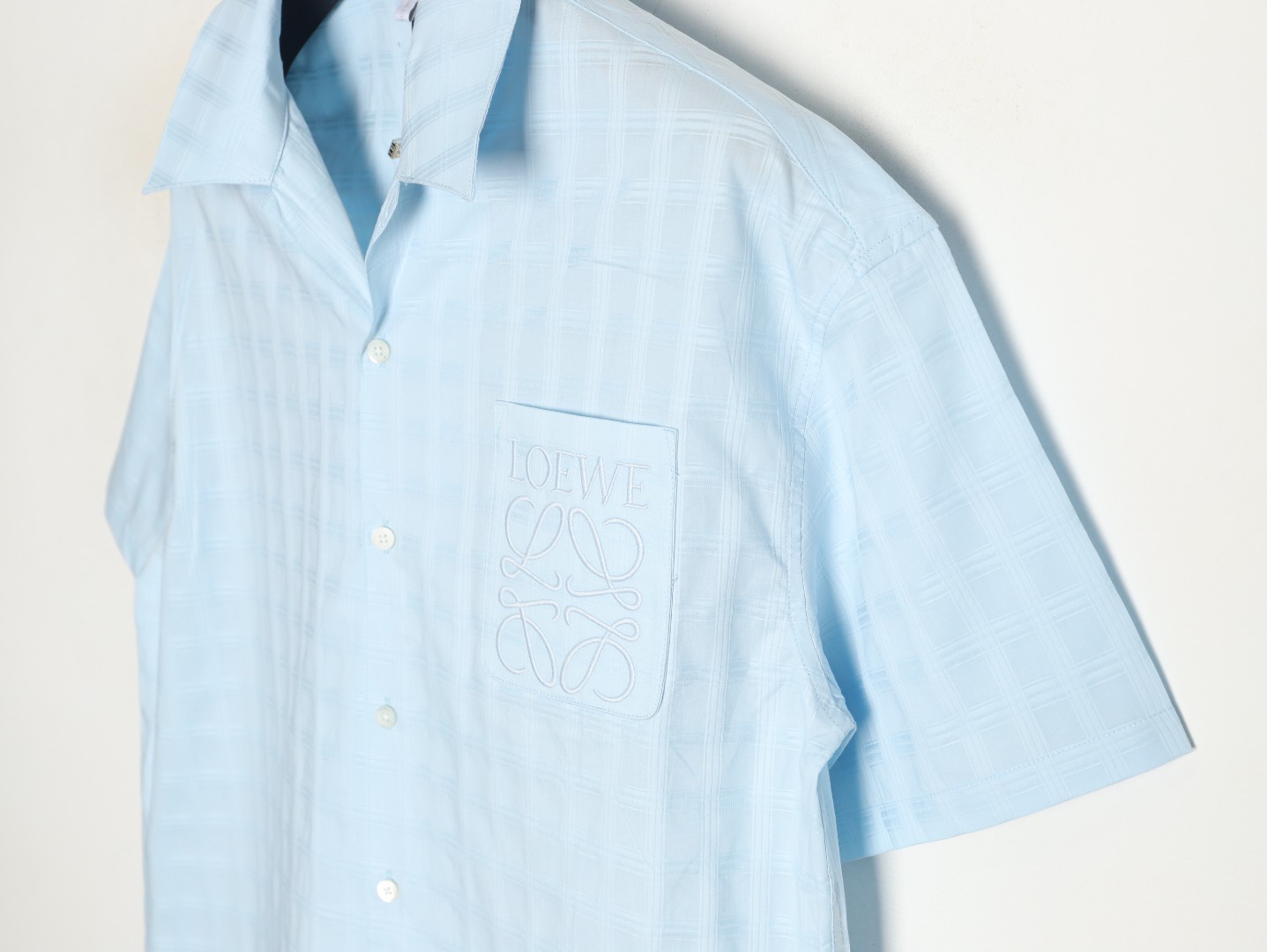 🔝LOEWE羅意威 Anagram 刺繡口袋格子短袖襯衫
定制雲紋高支提花格料，採用進口機刺繡工藝，精度高，線條流暢而細膩，紅外線定位裁床，通過紅外發射器和紅外接收器來實現對材料的精准定位，精度可達到微米級別，面料都經過砂洗，手感質感更佳，不易變形，不易縮水，不易褪色，保持長久的美觀，定制輔料，寬松版型
B Size：36 38 40 42