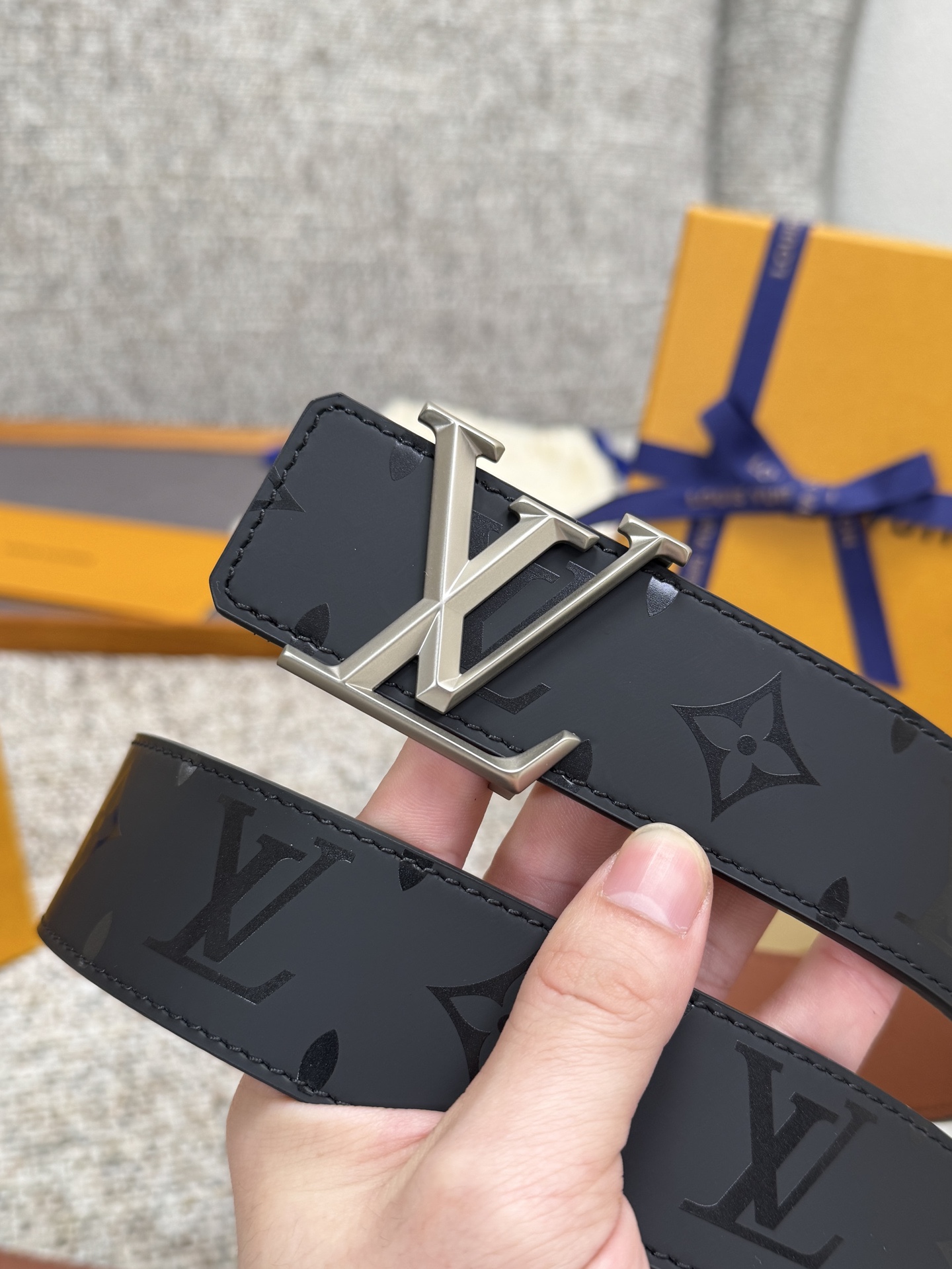 
Louis Vuitton LV腰带 丝印系列 原厂五金 精致手工绘边 柔软舒适 宽4.0