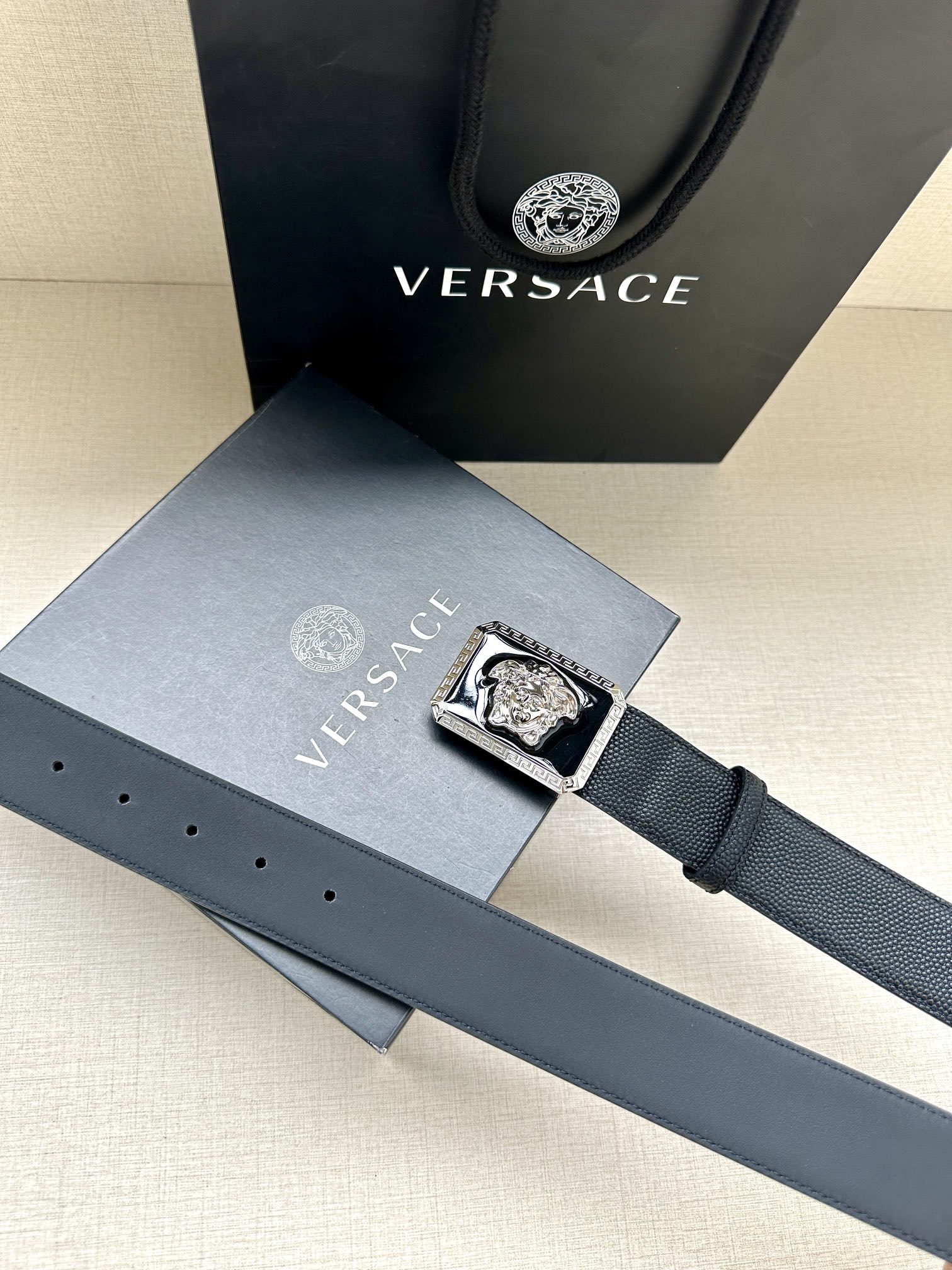 寬度4.0cm VERSACE （範思哲）此款柔軟的皮帶飾3D美杜莎腰帶扣，可搭配正裝或休閒牛仔裝。