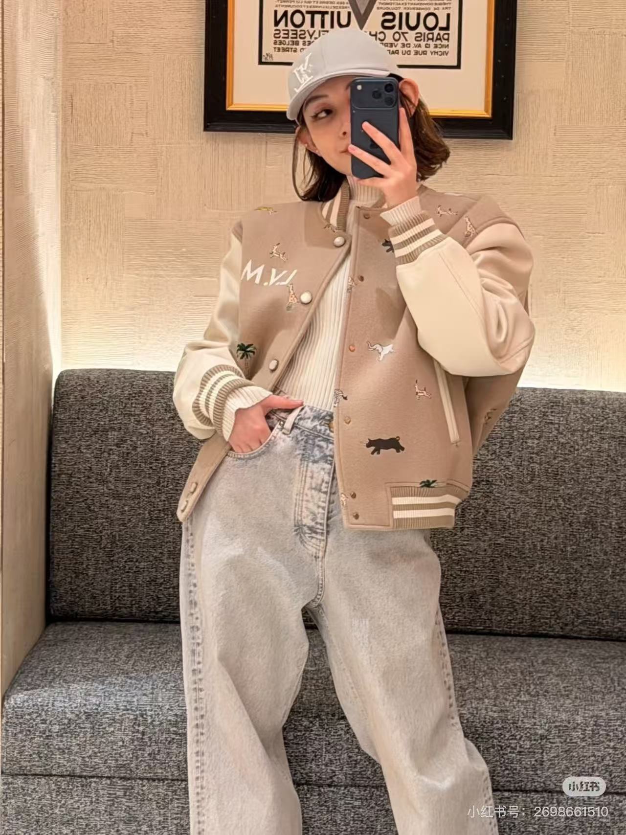 Louis Vuitton/路易威登 26ss 動物樂園刺繡棒球服外套
材質拼接：衣身採用淺卡其色羊毛混紡面料，柔軟且有挺括感；袖子為奶白色荔枝紋牛皮，質感細膩，淺色系搭配更顯清爽。

• 裝飾亮點：衣身滿印精緻動物刺繡（長頸鹿、斑馬、大象、黑豹等）與棕櫚樹圖案，左胸綴有“L.V.M.”字母標識，充滿童趣與度假感，辨識度極高。

• 版型結構：經典棒球服版型，羅紋條紋領口/袖口/下擺，防風收型；正面按扣開合，兩側配白色撞色插袋，兼顧實用性與設計感。
N SIZE:S-XL
