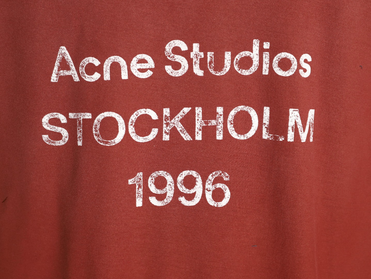 🔝Acne Studios 26SS 1996字母印花短袖T恤
面料是定制定染的32支220g原版双纱棉，胚布经过高盂环保染色，裁大货前还要进行高温环缩水，降低缩水率的同时使得手感更柔软舒适，印花方面必须五层胶浆，第一遍必须为进口打底浆，填平布料上极为细小的线洞，再由高温床烤干再剧颇色，采用油墨因热平网印花，一共刷五层，每一层间隔为时间为30分钟，才能保证出来的成品保持原版的质感，全套开发辅料
尺码：S-XL