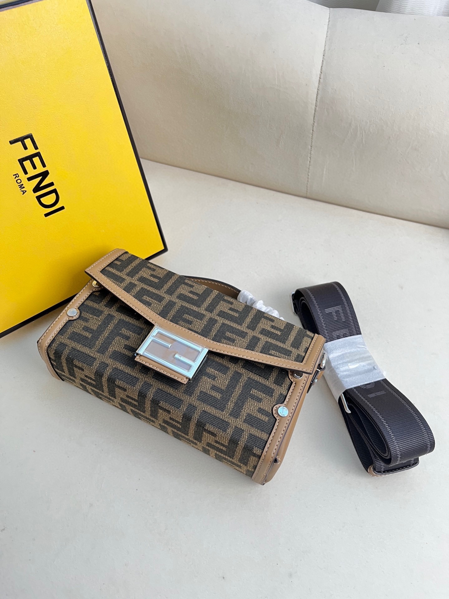老花盒子包
FENDI 復古老花盒子包~超帥人手必備的百搭款~小牛皮搭配經典布料製作還有長肩帶和手提搭配使用！！日常使用率超高。尺寸21.5x6.5x12
款號：8036