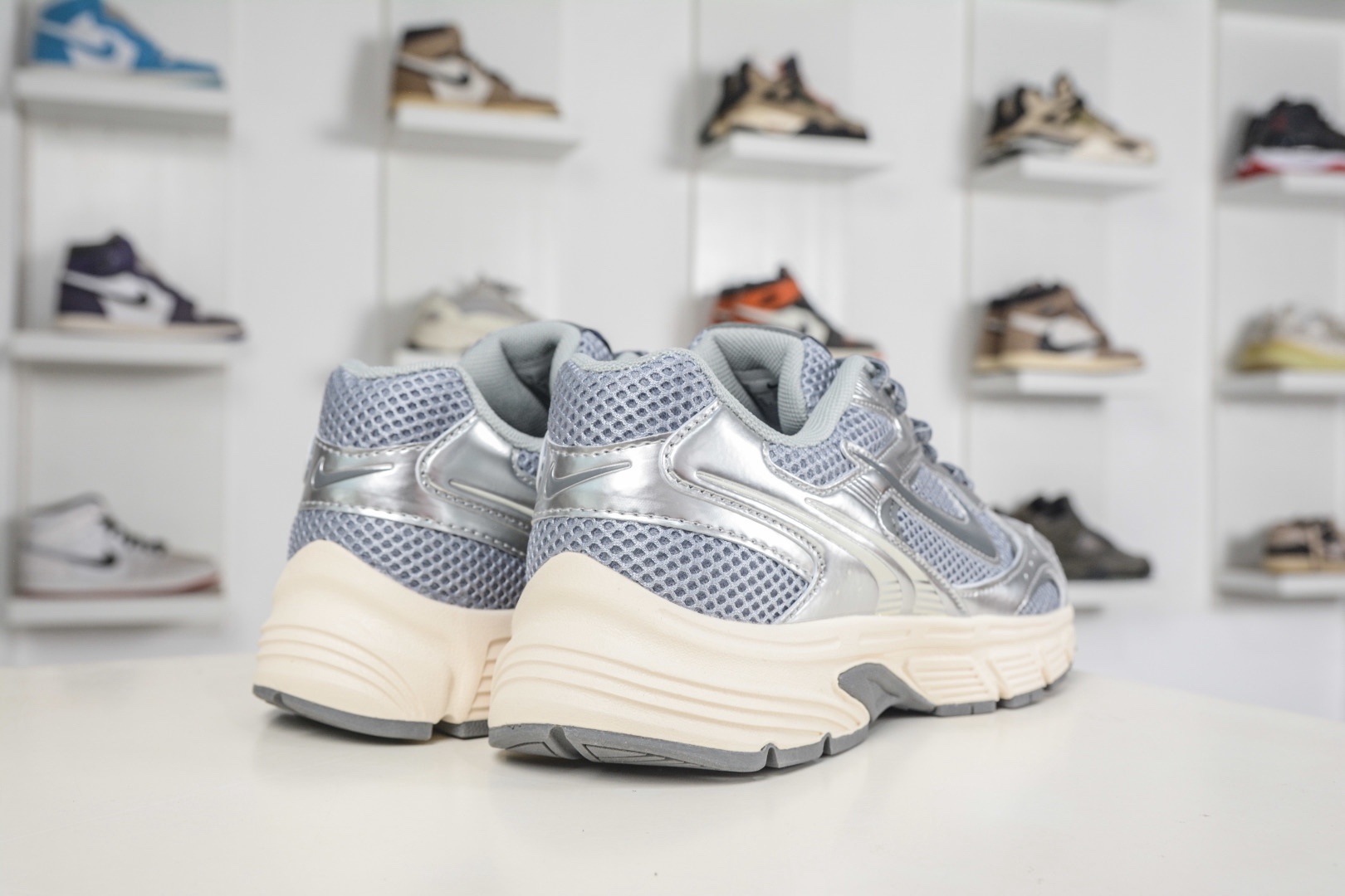 NK Air Zoom Vomero 20 經典復古潮流運動跑鞋 
貨號：HF9149 109
SIZE：36 36.5 37.5 38 38.5 39 40 40.5 41 42 42.5 43 44 45