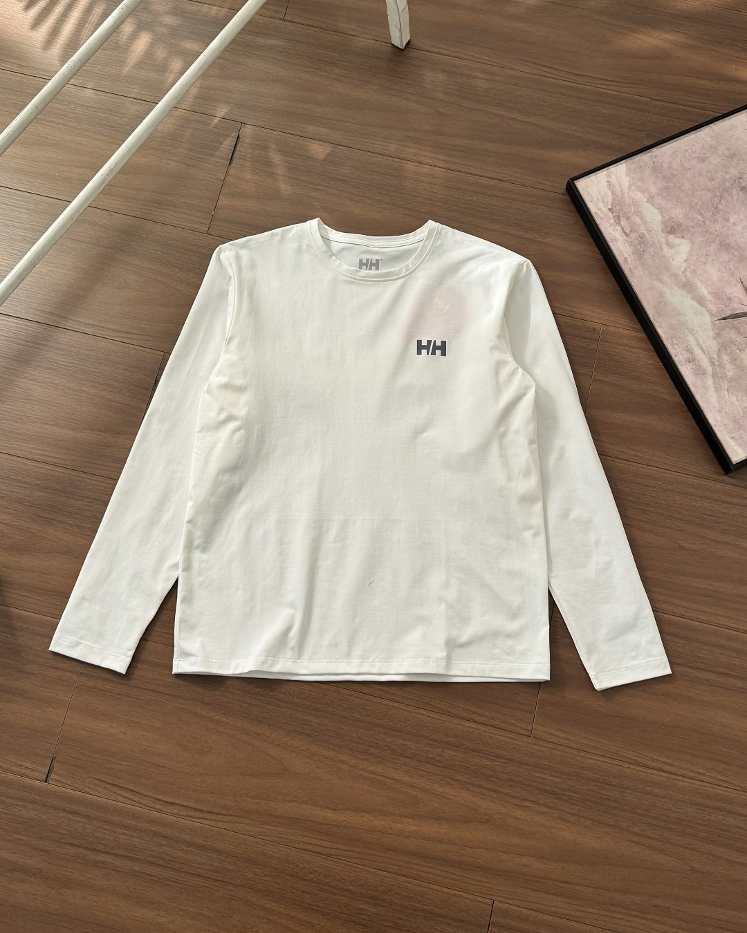 春季新款HH海麗漢森戶外必備休閒長袖T恤！
高品質面料製成的圓領長袖 ，面料整體輕量 質感 棉感速乾型面料  讓衣服更有立體感 活動時背部肩部超自在 沒有緊繃感 高舒適度 讓運動更加自如！運動版型 適合單穿或者內搭穿著！單穿簡約乾淨，疊穿非常有時尚感！四面高彈！無拘無束

顏色：黑色 白色。尺碼：m~3xl

尺碼 衣長 胸圍 袖長 建議身高 建議體重	
M 67 102 60 165-170CM 115-130斤	
L 69 106 62 170-175CM 130-145斤	
XL 71