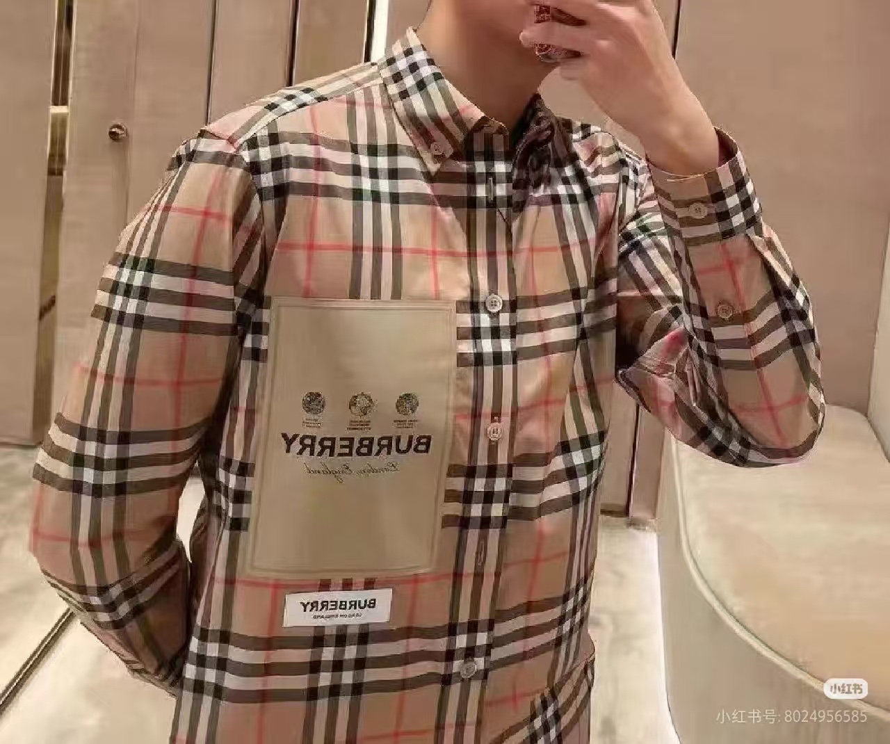 Burberry/巴寶莉 標籤貼布格紋棉質長袖襯衫
第一時間打版。面料為定制俯綢，上身絲滑透氣。紅外線定位裁剪，
定制貝殼頭扣，領子袖口復合硬襯，暴力水洗不會變形。
埋夾包縫工藝，保持版型不變形。國內頂級襯衫代工廠出貨，
前短後長 剪裁大膽突破常規，
完美還原Zp每個細節，商務休閒皆可搭配，人手幾件絕不為過。
裝飾品牌典藏 復古大格紋，BUR粉絲的衣櫥珍藏款式,尤其是對於忠實的BUR粉來說，
此款更是絕對不能錯過的珍寶級別產物！
S Size:S-XL