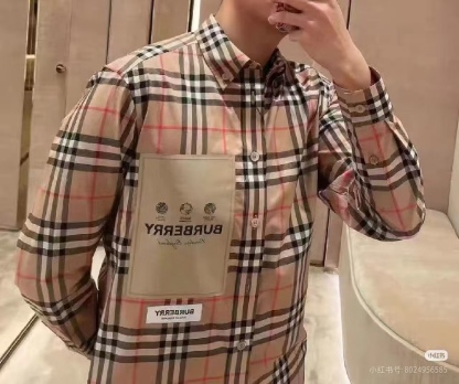 Burberry/巴寶莉 標籤貼布格紋棉質長袖襯衫
第一時間打版。面料為定制俯綢，上身絲滑透氣。紅外線定位裁剪，
定制貝殼頭扣，領子袖口復合硬襯，暴力水洗不會變形。
埋夾包縫工藝，保持版型不變形。國內頂級襯衫代工廠出貨，
前短後長 剪裁大膽突破常規，
完美還原Zp每個細節，商務休閒皆可搭配，人手幾件絕不為過。
裝飾品牌典藏 復古大格紋，BUR粉絲的衣櫥珍藏款式,尤其是對於忠實的BUR粉來說，
此款更是絕對不能錯過的珍寶級別產物！
S Size:S-XL