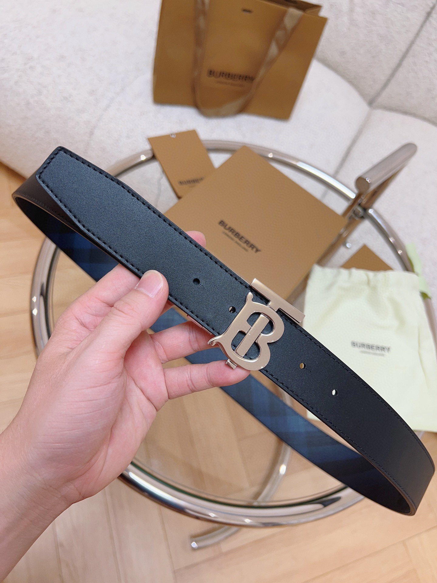 Burberry  專櫃同步 雙面兩用的意大利制腰帶   選用皮革與專屬標識印花環保帆布製作  腰帶配有精美的專屬標識造型飾牌搭扣  寬:3.5cm  精緻優雅  簡單大方.