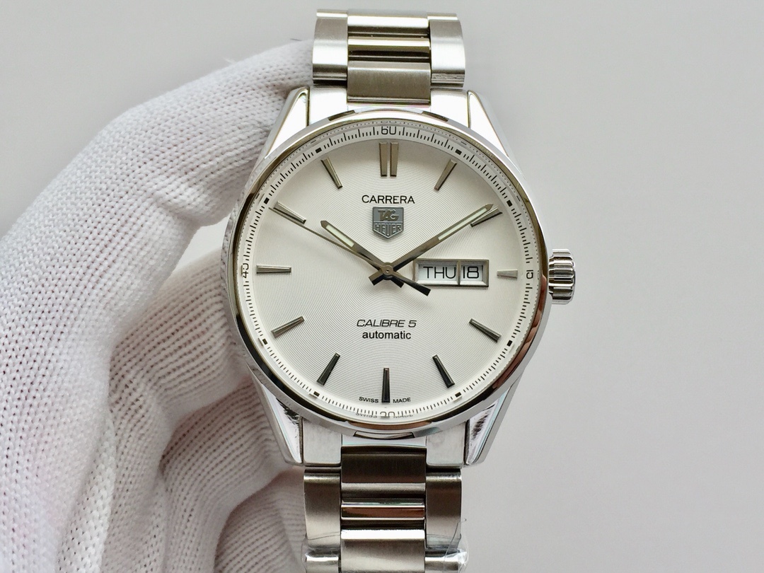 TAG泰格豪雅 卡萊拉系列WAR201A.FC6266 商務休閒款 中英文雙歷腕表 41毫米直徑 搭載2836 自動機械機芯 316L精鋼可配真皮錶帶 原裝折疊扣。