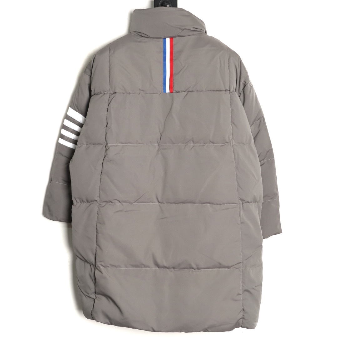 THOM BROWNE/湯姆布朗TB 四槓小狗長款羽絨服
採用進口90鴨絨填充 內外里加雙層內膽不會跑毛 高密度防風抗寒功能性面料 手感柔軟舒適  工藝更是精湛 嚴防鑽絨 採用國際先進的真空充絨技術 增加空氣隔層 不損傷羽線 能保持羽原有的柔軟性、彈性及手感 將羽絨的保暖性發揮到最佳！
N Size：S-M